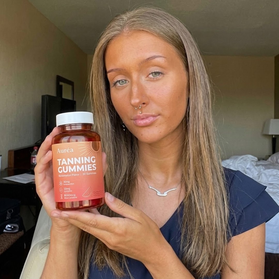 Auréa customer selfie with a natural tan from within
